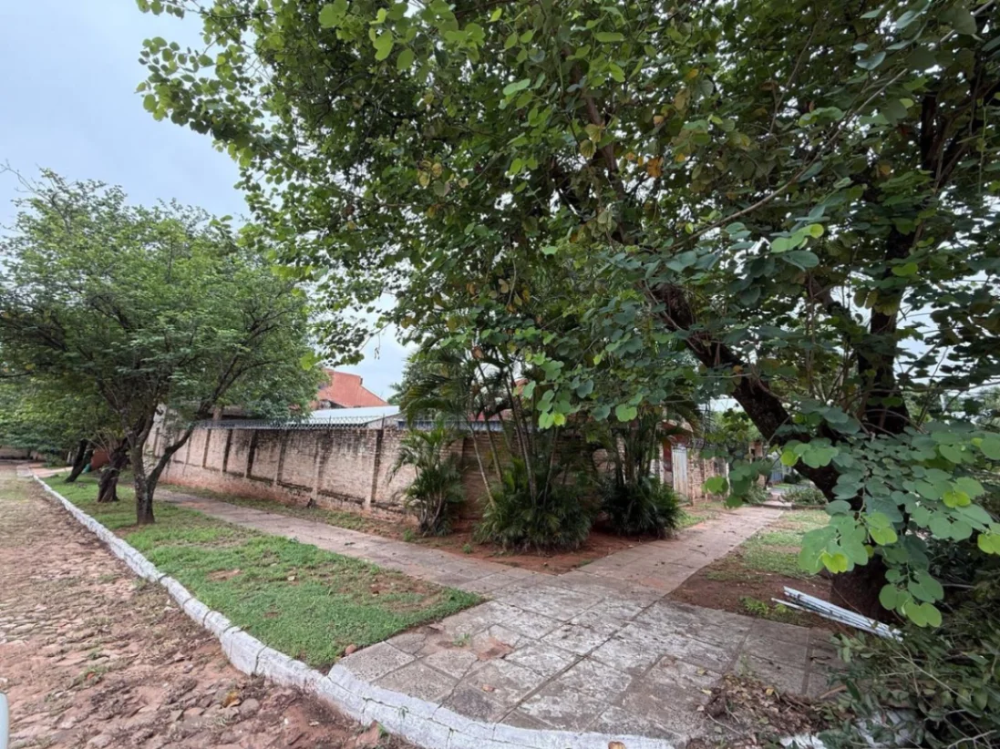 TERRENO EN VENTA EN ZONA SÚPER RESIDENCIAL - BARRIO MANORA En Esquina