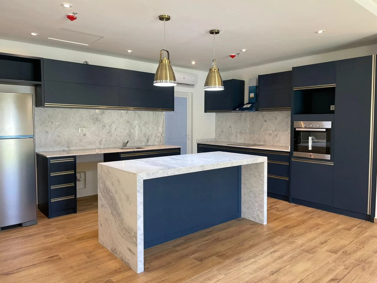 GRAN Y AMPLIO DPTO DE 3 SUITES Y PILETA PROPIA - PLENO VILLA MORRA